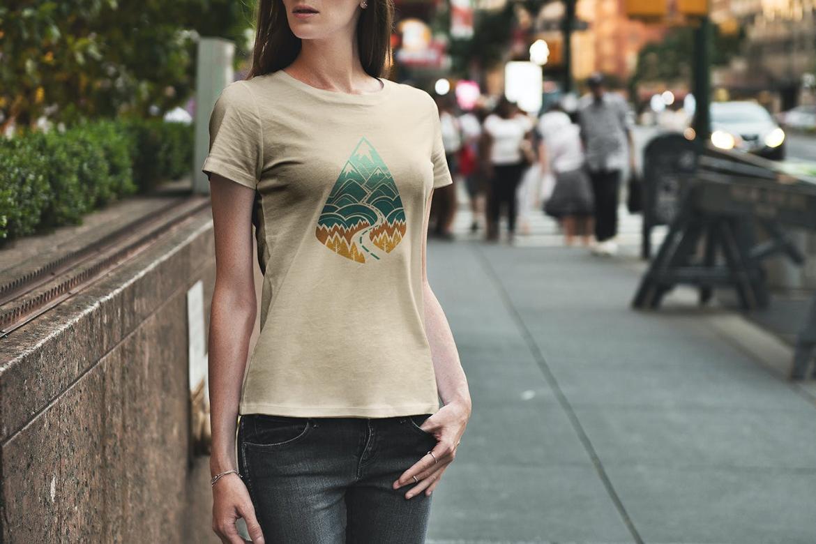T-Shirt Mockup Female Model New York Scene 02