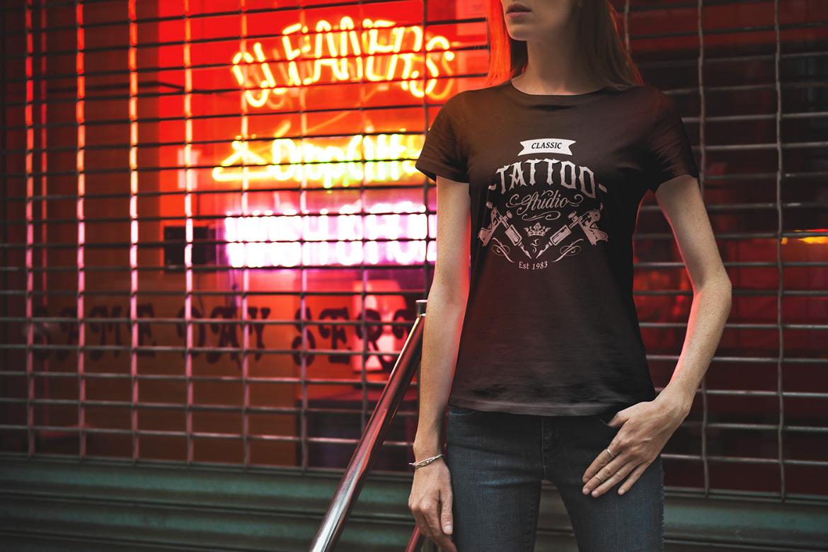 T-Shirt Mockup Female Model New York Scene 08