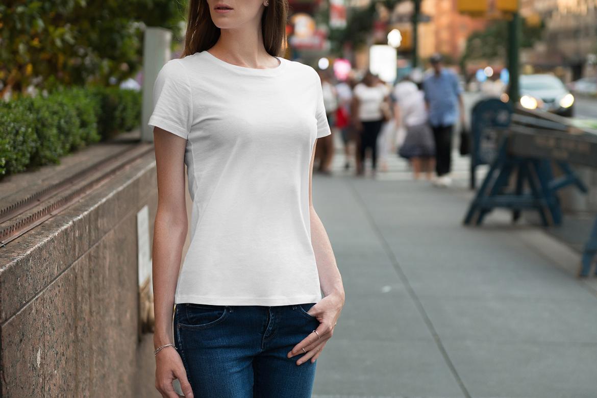 T-Shirt Mockup Female Model New York Scene 02
