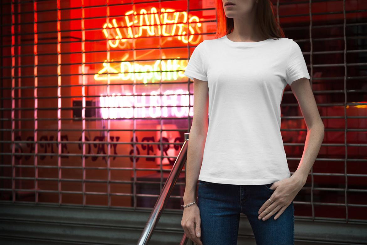 T-Shirt Mockup Female Model New York Scene 08