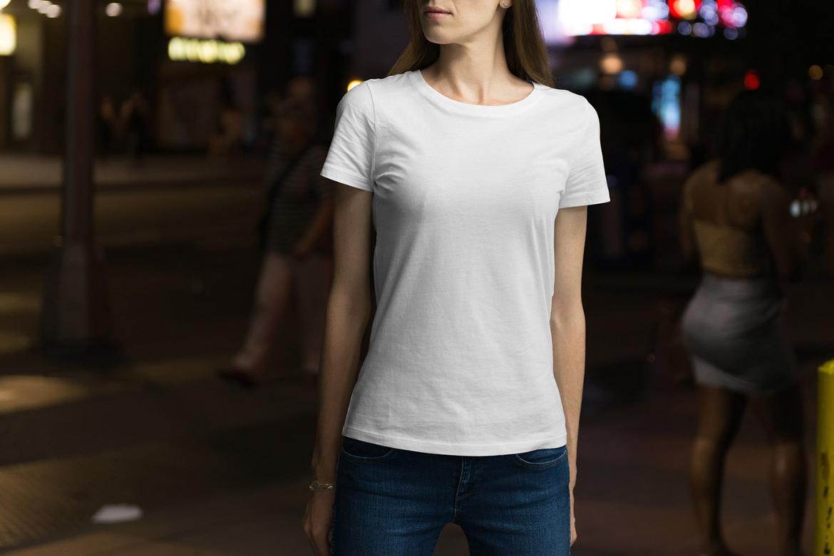 T-Shirt Mockup Female Model New York Scene 10