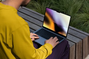 Free MacBook Mockup / RAW Series